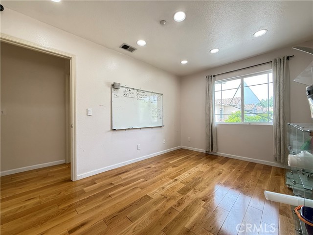 Detail Gallery Image 22 of 24 For 9030 Hayvenhurst Ave, North Hills,  CA 91343 - 4 Beds | 2/1 Baths