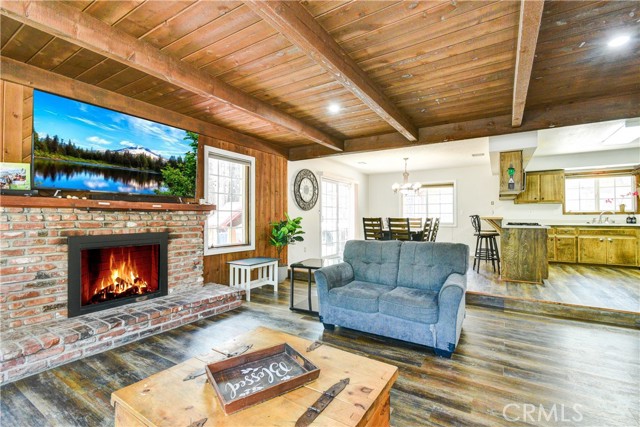 Detail Gallery Image 4 of 52 For 806 Mountain Ln, Big Bear City,  CA 92314 - 3 Beds | 2 Baths