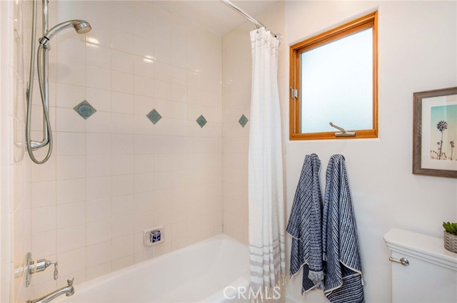 Shower room.