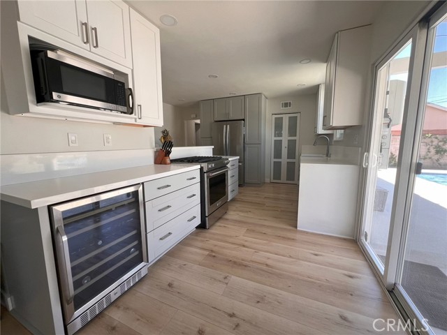 Detail Gallery Image 13 of 37 For 20933 Hemmingway St, Canoga Park,  CA 91304 - 4 Beds | 3 Baths