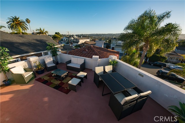1021 Avenue D, Redondo Beach, California 90277, 4 Bedrooms Bedrooms, ,2 BathroomsBathrooms,Residential,For Sale,Avenue D,SB26098756