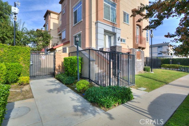 Detail Gallery Image 2 of 35 For 13637 Foster Ave #5,  Baldwin Park,  CA 91706 - 3 Beds | 4 Baths
