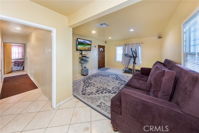 Detail Gallery Image 10 of 18 For 10425 Rainier St, Sun Valley,  CA 91352 - 3 Beds | 1 Baths