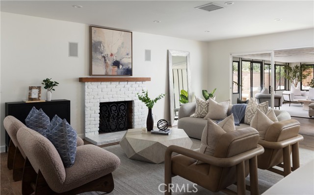 273 Albert Place, Costa Mesa CA: https://media.crmls.org/medias/0fbb37fd-2e6b-429e-accc-315249eae3a8.jpg