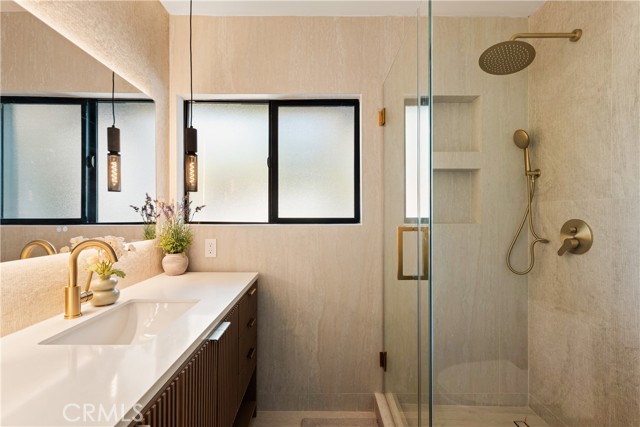 Detail Gallery Image 21 of 44 For 5105 Tendilla, Woodland Hills,  CA 91364 - 3 Beds | 2 Baths