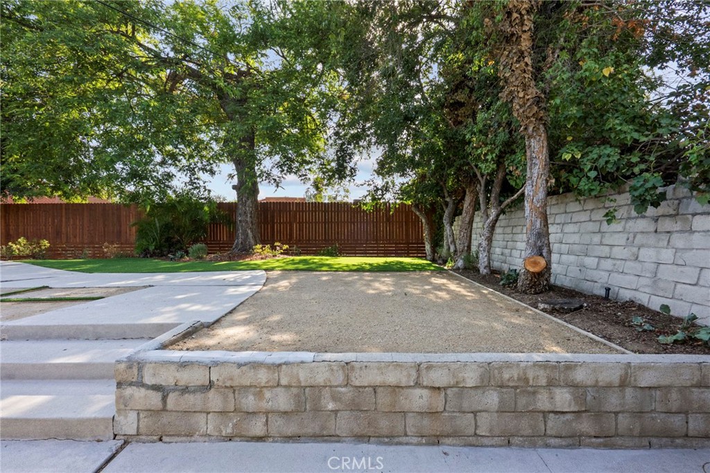 https://media.crmls.org/medias/0fbe691c-a1ee-4ad7-9d3d-fe142c8fc708.jpg?preset=X-Large
