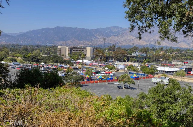 1075 Pine Oak Lane, Pasadena CA: https://media.crmls.org/medias/0fc1e17b-aacd-4268-afa5-76ad0eaecb1d.jpg