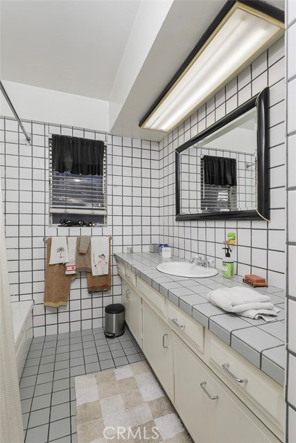 22526 Cass Avenue, Woodland Hills CA: https://media.crmls.org/medias/0fc1f719-8b3e-4eaa-9443-43cb9ab329ab.jpg