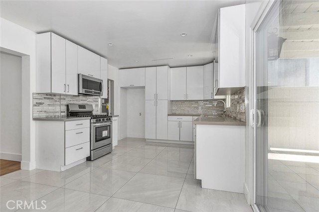 6015 Laurelgrove Avenue, North Hollywood CA: https://media.crmls.org/medias/0fc41632-f063-4f0f-9d88-7bbfb0cde284.jpg