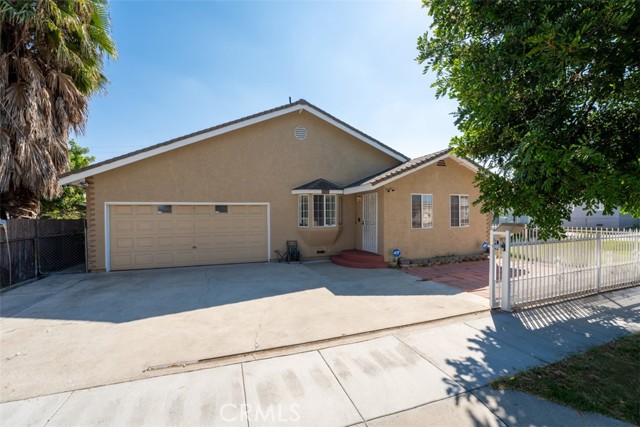 Detail Gallery Image 2 of 24 For 2330 W Lincoln St, Long Beach,  CA 90810 - 3 Beds | 2 Baths
