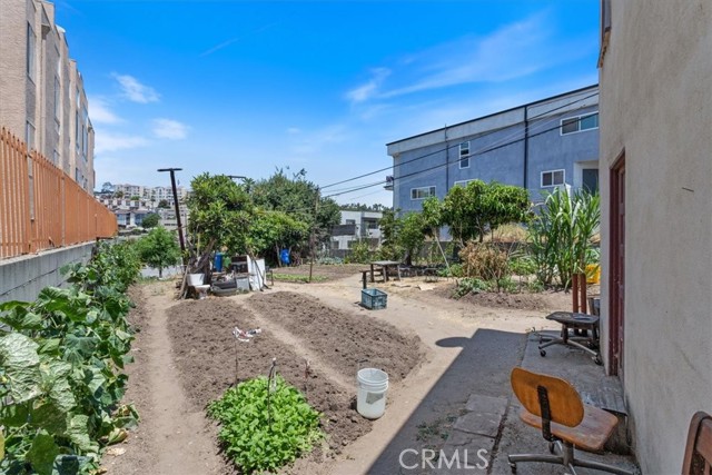 811 N Bunker Hill Avenue, Los Angeles CA: https://media.crmls.org/medias/0fc6cae6-3562-4dbf-b2b8-08482ed17be6.jpg