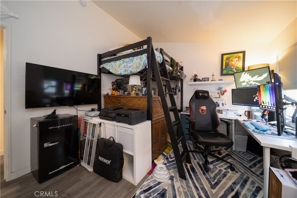 https://media.crmls.org/medias/0fc73919-786c-41e4-9e8c-592bf9f60505.jpg?preset=X-Large
