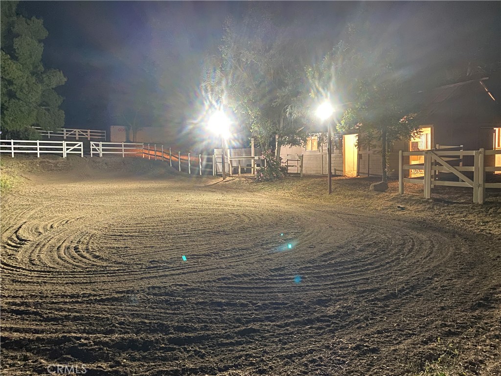https://media.crmls.org/medias/0fc7b76f-32bd-424c-aec8-34428bc3ae0c.jpg?preset=X-Large