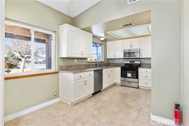 Detail Gallery Image 11 of 35 For 17569 Redbud St, Hesperia,  CA 92345 - 3 Beds | 2 Baths