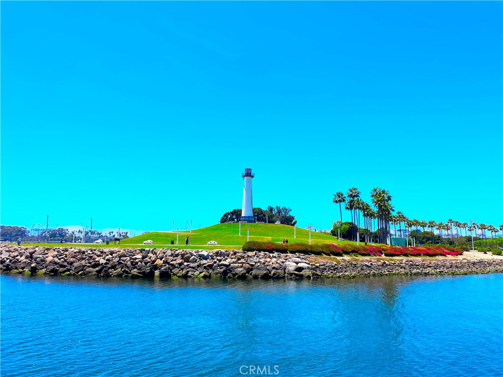 https://media.crmls.org/medias/0fca976a-a0df-4f3c-be29-9a07ad9b1725.jpg?preset=X-Large