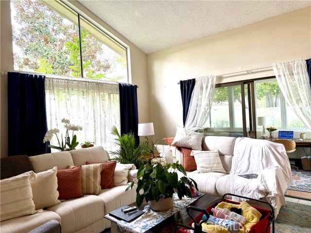 Detail Gallery Image 2 of 10 For 899 Ronda Sevilla, #B #B,  Laguna Woods,  CA 92637 - 2 Beds | 2 Baths