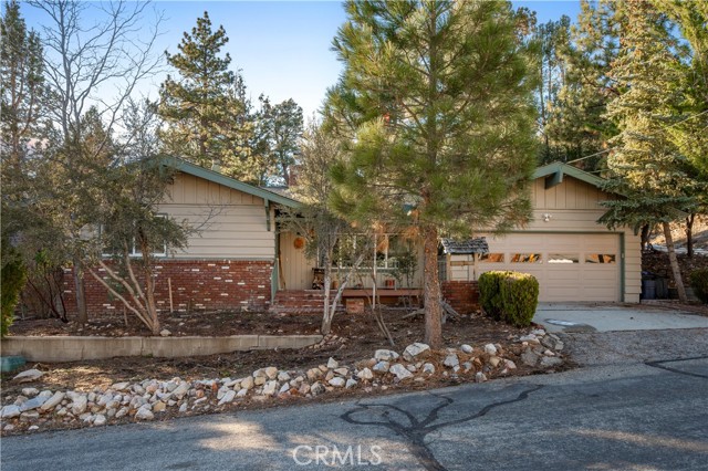 Detail Gallery Image 3 of 49 For 1109 Mount Shasta Rd, Big Bear City,  CA 92314 - 4 Beds | 2/1 Baths