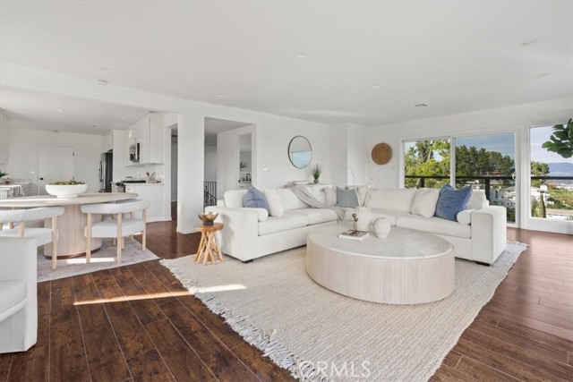 Detail Gallery Image 6 of 61 For 5160 Medina Rd, Woodland Hills,  CA 91364 - 3 Beds | 2/1 Baths