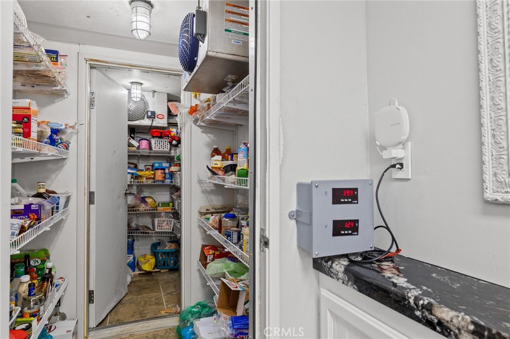 https://media.crmls.org/medias/0fd4ca82-4561-4a3c-9027-1af8d79fa911.jpg?preset=X-Large
