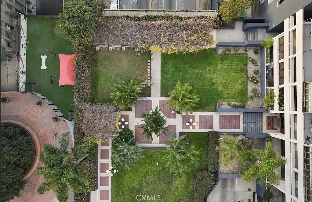 https://media.crmls.org/medias/0fd51f4b-93a9-4281-a902-e40d03f50e51.jpg?preset=X-Large