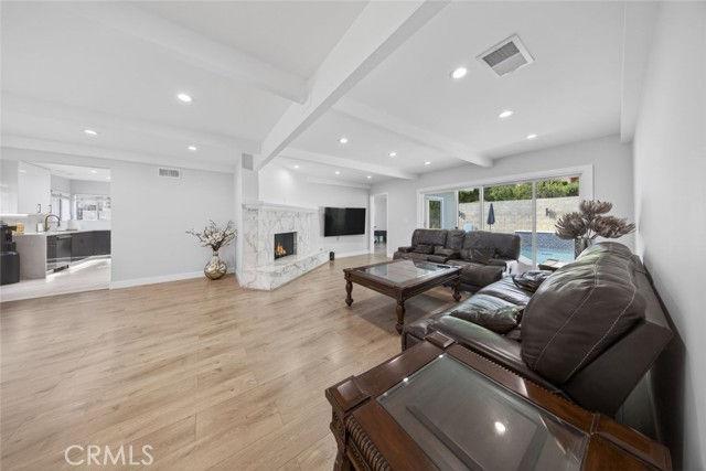 Detail Gallery Image 6 of 49 For 22247 De La Osa St, Woodland Hills,  CA 91364 - 4 Beds | 3 Baths