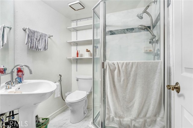 Detail Gallery Image 6 of 15 For 14300 Terra Bella #20,  Panorama City,  CA 91402 - 3 Beds | 3 Baths