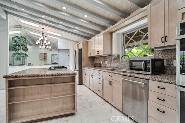 Detail Gallery Image 9 of 39 For 19710 Henshaw St, Woodland Hills,  CA 91364 - 4 Beds | 4 Baths