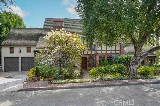 Detail Gallery Image 1 of 74 For 1020 Hillcroft Rd, Glendale,  CA 91207 - 6 Beds | 4/2 Baths