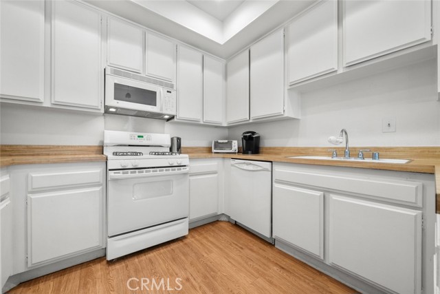Detail Gallery Image 11 of 34 For 10831 Roycroft St #8,  Sun Valley,  CA 91352 - 3 Beds | 3 Baths