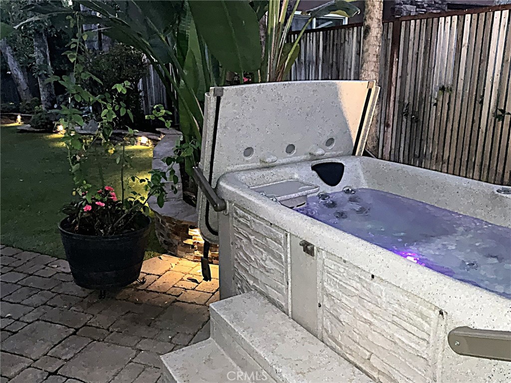 https://media.crmls.org/medias/0fe342fb-456c-40ae-9f0a-2b7680d84097.jpg?preset=X-Large