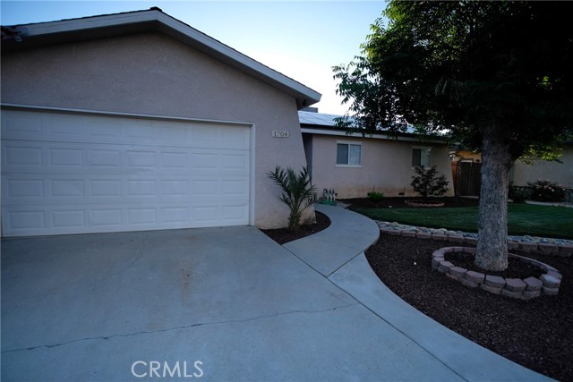 Detail Gallery Image 4 of 6 For 1704 Bliss Ave, Clovis,  CA 93611 - 3 Beds | 2 Baths