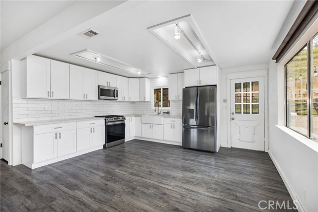 Detail Gallery Image 14 of 51 For 16550 Arnold Ave, Lake Elsinore,  CA 92530 - 4 Beds | 2 Baths