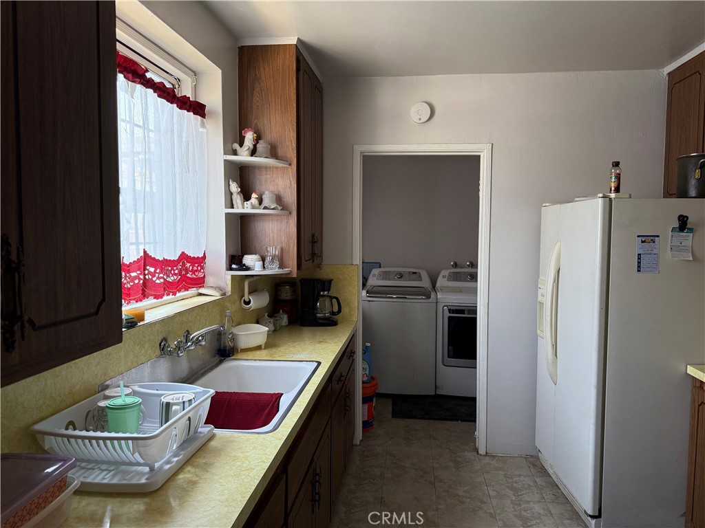 https://media.crmls.org/medias/0fe92205-2bf7-4f93-b4c6-3afb9fb56578.jpg?preset=X-Large