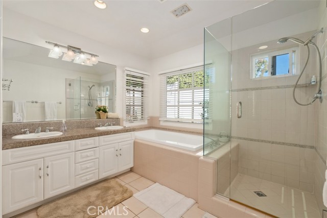 9 N Encino, Laguna Beach CA: https://media.crmls.org/medias/0feac8d6-e24f-4921-9396-dfd9280a1c26.jpg