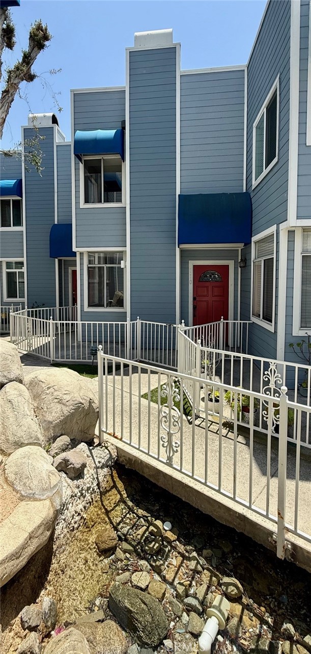 3075 Foothill Boulevard, La Crescenta CA: https://media.crmls.org/medias/0fec4965-f0f0-4171-8ff0-6f9ccf97fd2f.jpg