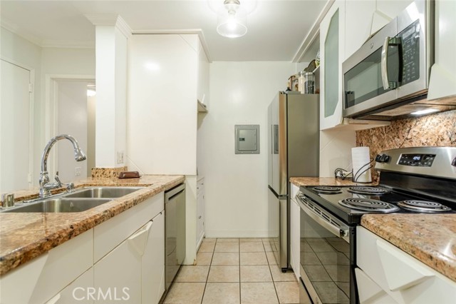 Detail Gallery Image 11 of 36 For 5460 White Oak, Encino,  CA 91316 - 2 Beds | 2 Baths