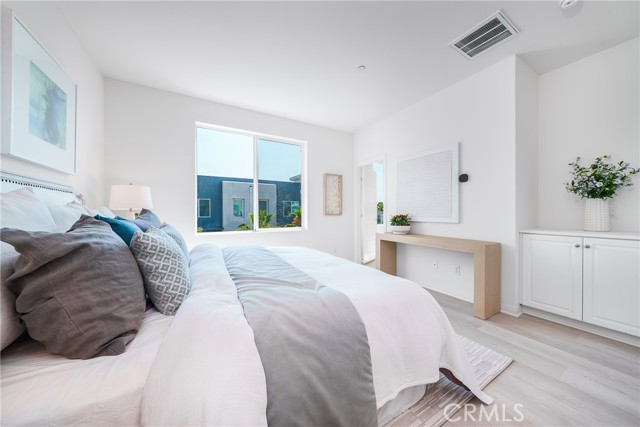 221 Steely, Irvine CA: https://media.crmls.org/medias/0feeff47-cfc1-4d42-a38c-7dc0bfe0cd67.jpg