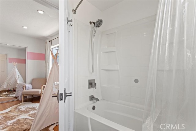 Detail Gallery Image 8 of 10 For 5324 N Kester Ave 12, Sherman Oaks,  CA 91411 - 2 Beds | 2/1 Baths
