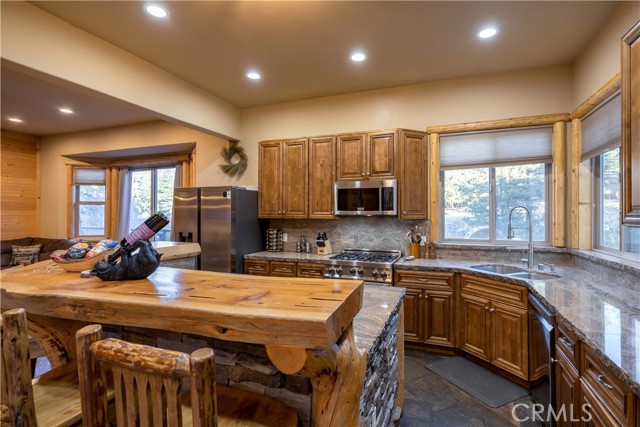 325 Stoney Creek Road, Big Bear Lake CA: https://media.crmls.org/medias/0ff049cf-558d-450a-976a-fa3d04028910.jpg