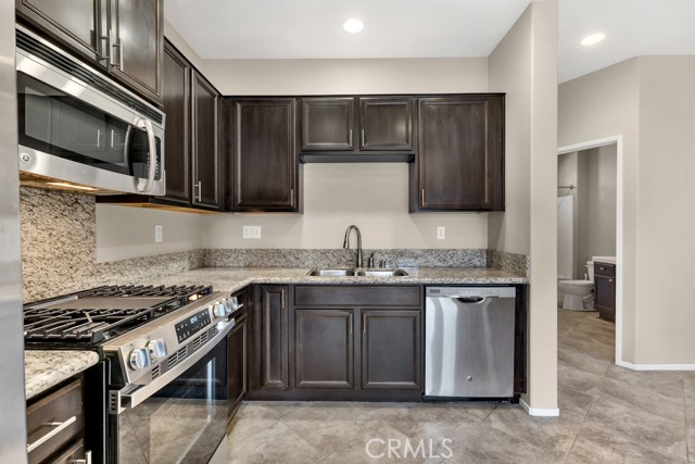 Detail Gallery Image 13 of 38 For 14665 Sherman Way, Van Nuys,  CA 91405 - 3 Beds | 3 Baths