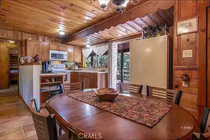 https://media.crmls.org/medias/0ff387f7-553e-467d-84ba-621577b7c0a8.jpg?preset=X-Large