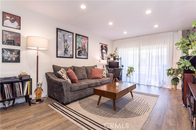 18307 Burbank Boulevard, Tarzana CA: https://media.crmls.org/medias/0ff4c91e-bcf9-47cb-a565-307da748c477.jpg