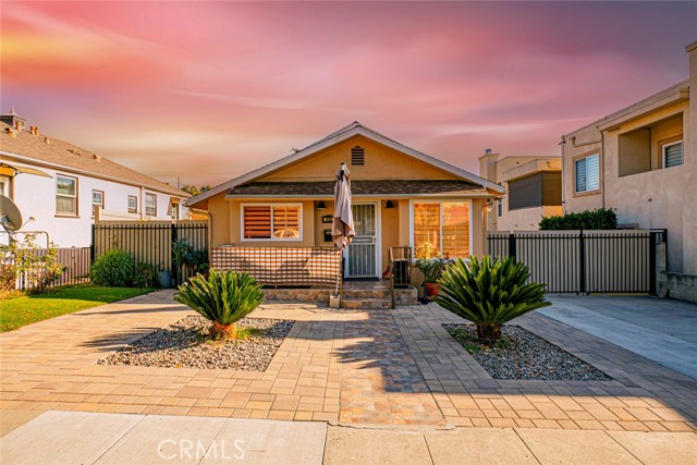 Detail Gallery Image 1 of 40 For 536 E Cedar Ave, Burbank,  CA 91501 - 3 Beds | 2 Baths