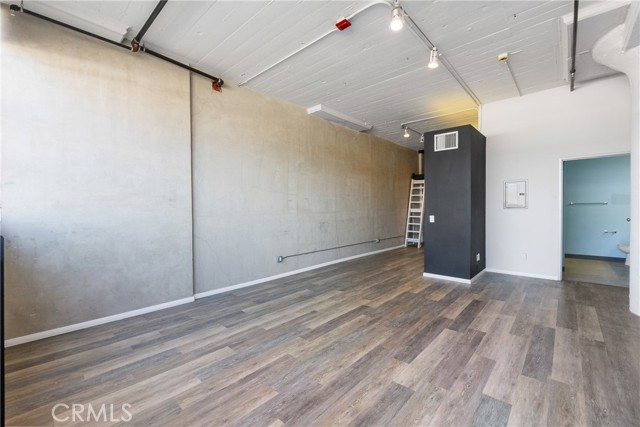 420 S San Pedro Street, Los Angeles CA: https://media.crmls.org/medias/0ff5343c-22b5-401c-b43d-54742336fa7d.jpg