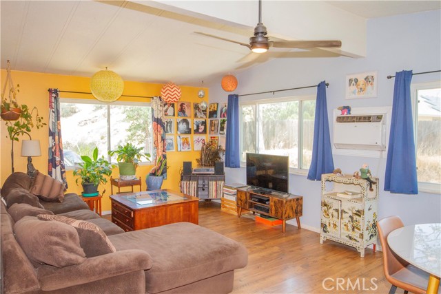 35032 George Smith Road, Squaw Valley CA: https://media.crmls.org/medias/0ff6599b-10d6-4d6c-8e71-be9784d97517.jpg