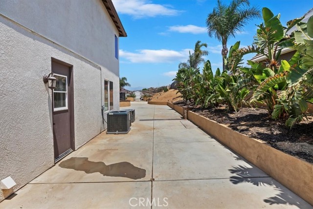 239 Cross Rail Lane, Norco CA: https://media.crmls.org/medias/0ff8a74a-2de0-424c-b316-08b066df9cf1.jpg