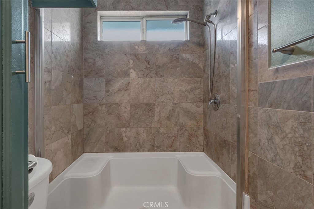https://media.crmls.org/medias/0ff91784-7a5d-4d1c-8675-13845f7657f8.jpg?preset=X-Large
