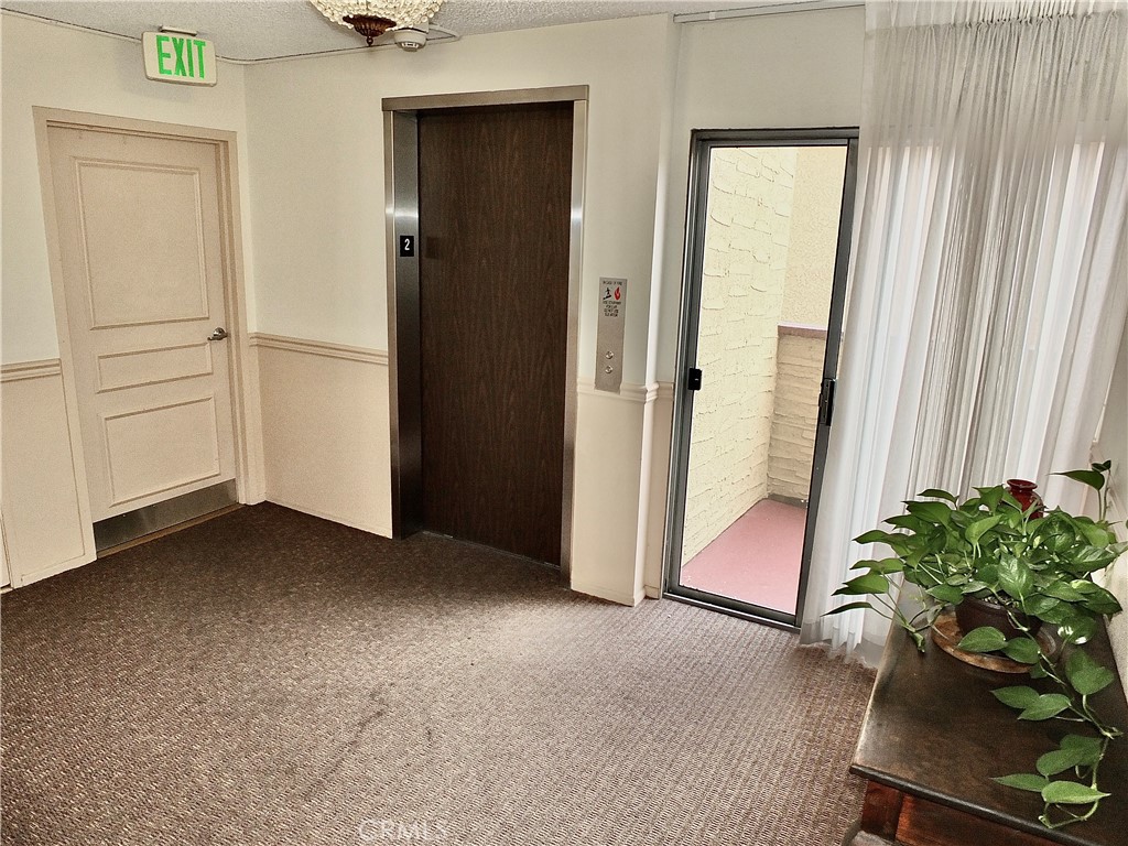 https://media.crmls.org/medias/0ff92e5f-6b61-4c37-b7fa-6bfa1480bb2b.jpg?preset=X-Large
