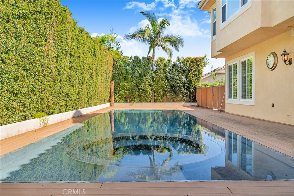 https://media.crmls.org/medias/0ff9b6a5-c19c-4362-a15b-b55a52cf277d.jpg?preset=X-Large