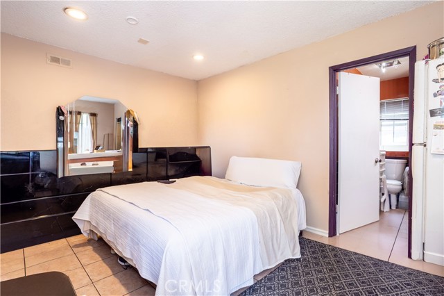 6402 Graves Avenue, Van Nuys CA: https://media.crmls.org/medias/0ffaff91-0dc1-4718-b33b-597925fb6f75.jpg